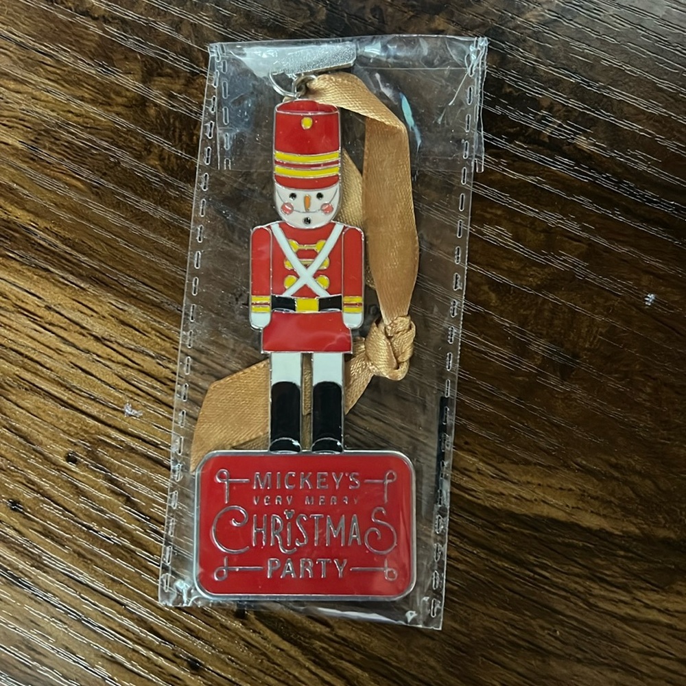 Mickeys merry Christmas party ornament 2023 *nwt*
